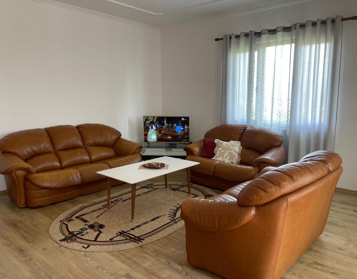 Ajla'S Home Vorë Dış mekan fotoğraf